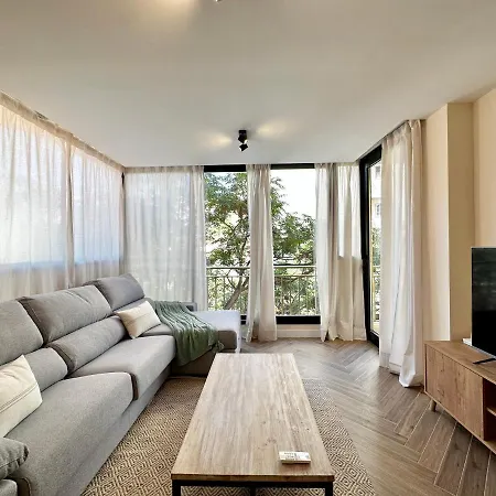 Newly Renovated In The Center Of - Eaw Homes Apartment