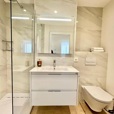 Newly Renovated In The Center Of - Eaw Homes Apartman *